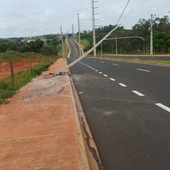Carro se choca contra poste de iluminação em Avenida de Presidente Prudente